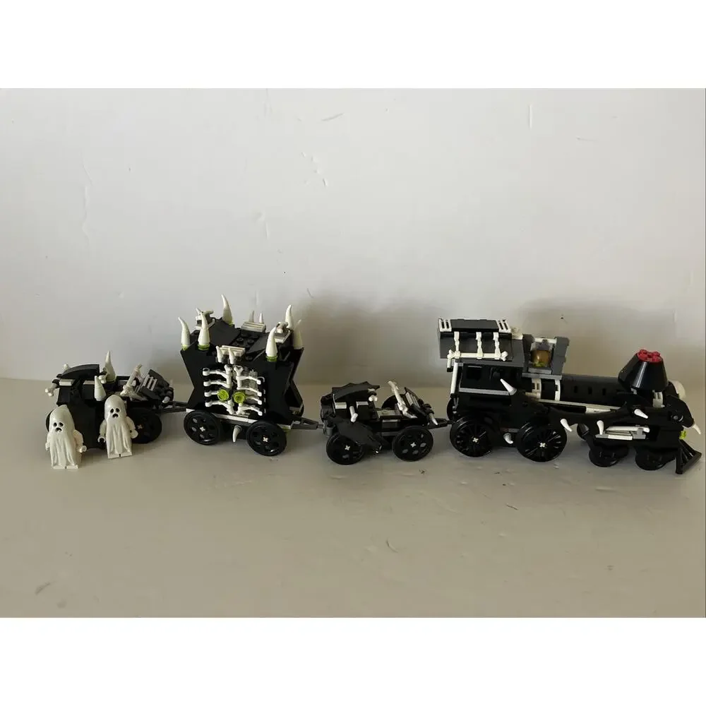 LEGO MONSTER FIGHTERS 9467 GHOST Train. 2 Mini Figs.